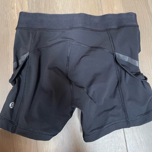 Lululemon size 4 black shorts EUC pockets - Picture 3 of 6